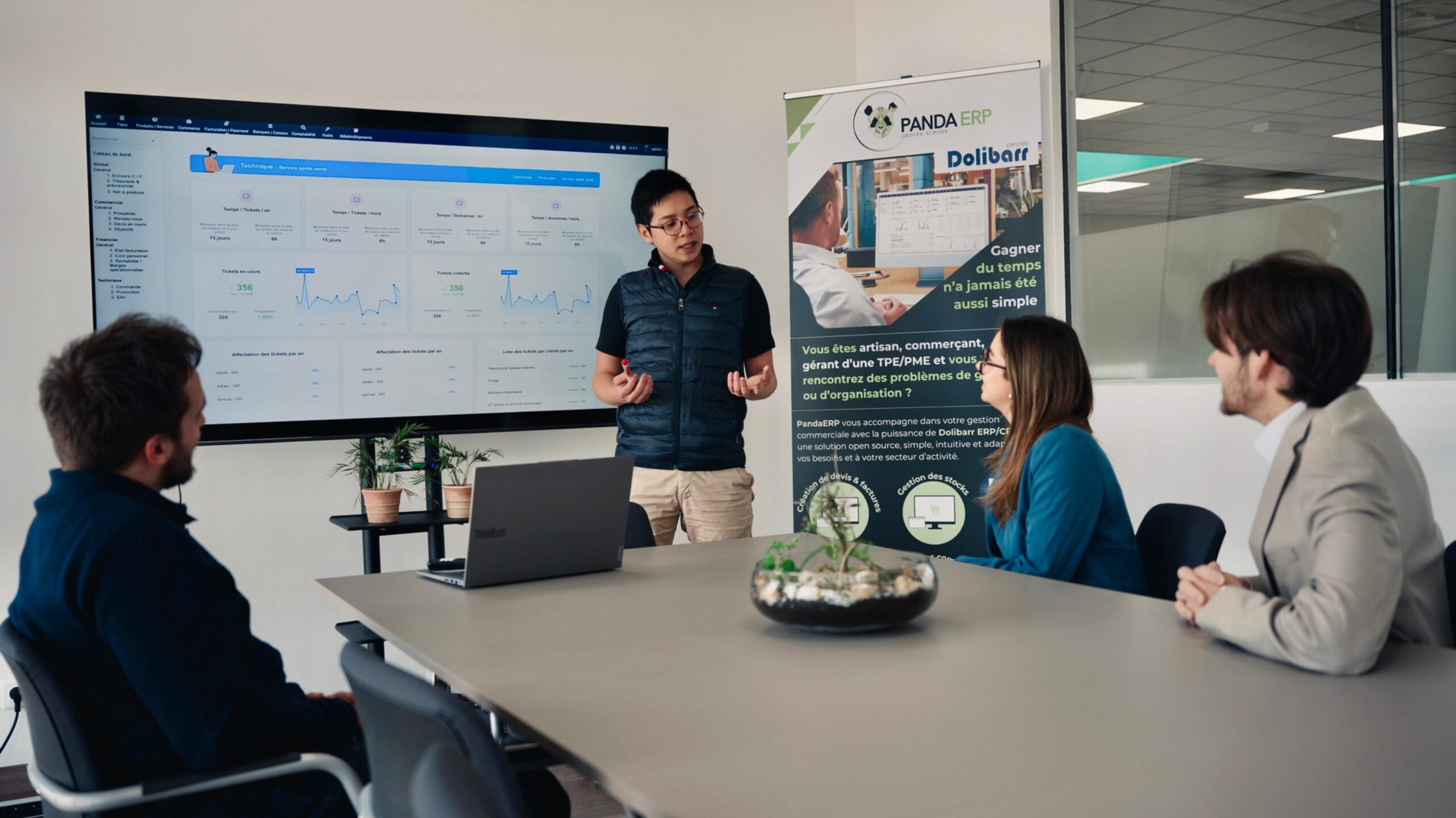 Présentation d'une solution ERP avec Dolibarr par un formateur de PandaERP devant une équipe en réunion